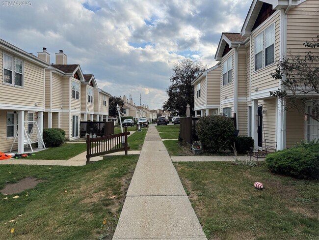 Foto del edificio - 2910 Whispering Hills Dr