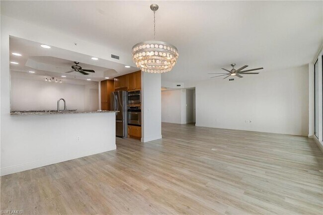 Foto del edificio - 455 Cove Tower Dr