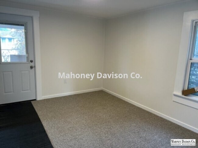 Building Photo - One bdrm, one bath apt over garage on pres...