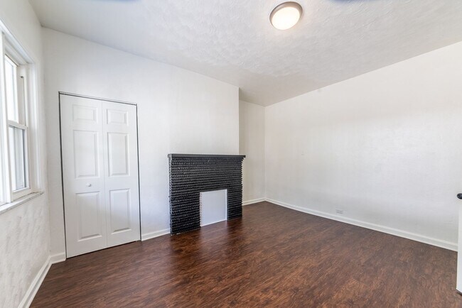 Foto del edificio - AVAILABLE AUGUST 2024 - Completely updated...