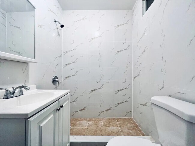 Foto del edificio - Furnished room/NOT APARTMENT