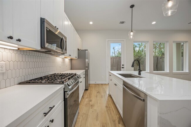 Building Photo - 6109 Campos Dr