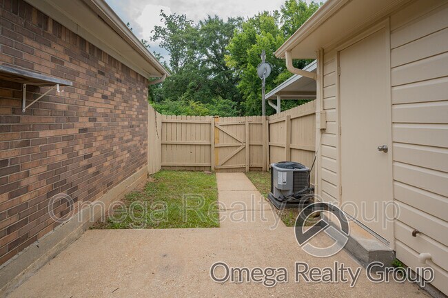 Foto del edificio - 548 Hollow Wood Rd