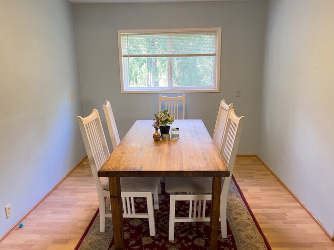 Foto del edificio - 13355 N Madison Ave NE