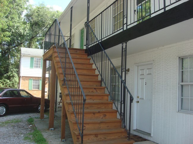 Edificio 1 - escaleras - 1523 Compton St NE