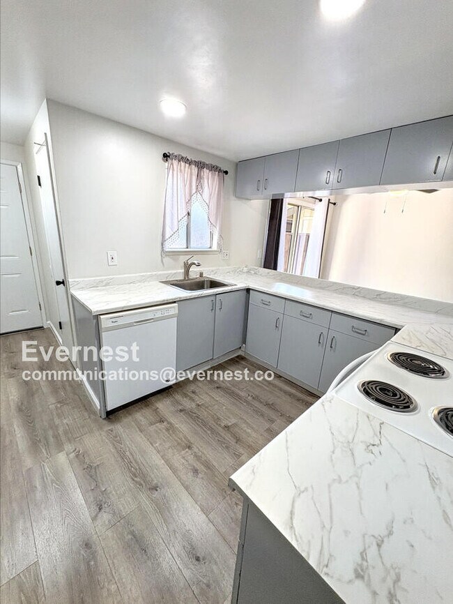 Foto del edificio - 4940 Poplar Terrace