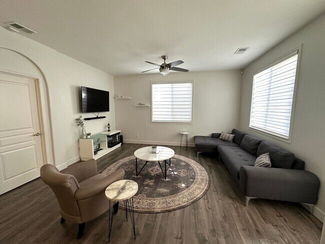 Building Photo - Charming 2 Bed, 2 Bath Home in Gated Commu...