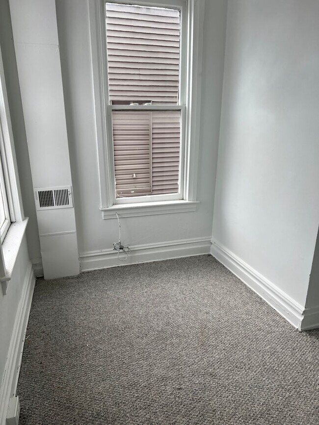 Building Photo - Three Bedroom Home In York City Schools
