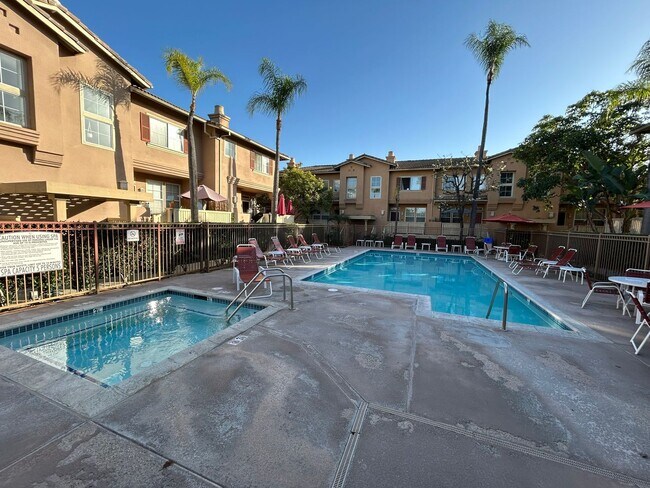 Foto del edificio - Updated 3 Bed/2.5 Bath Townhome in Gate Community in Anaheim