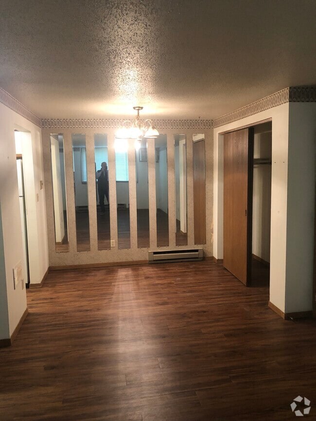 Building Photo - 906 Benton Dr
