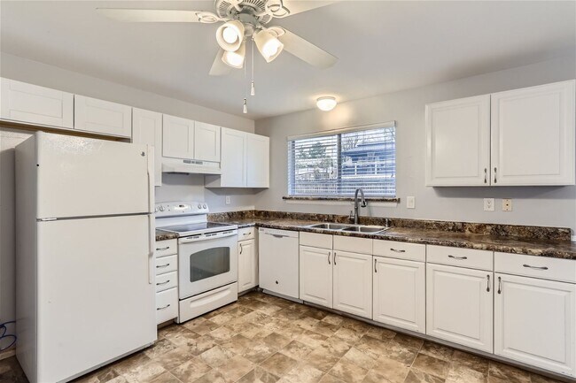 Foto del edificio - Spacious 5 Bedroom 2 Bath Single Family Home