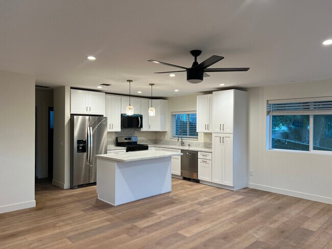 Foto del edificio - 8474 Golden Ridge Rd