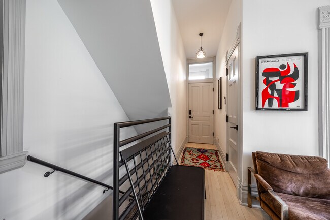 Foto del edificio - 3507 W Carroll Ave