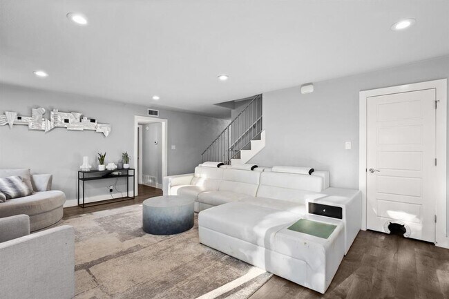 Building Photo - 9811 Parkfield Dr
