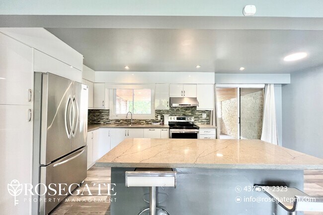 Photo du bâtiment - Spacious 5-Bedroom, 2-Bathroom Home in Kit...