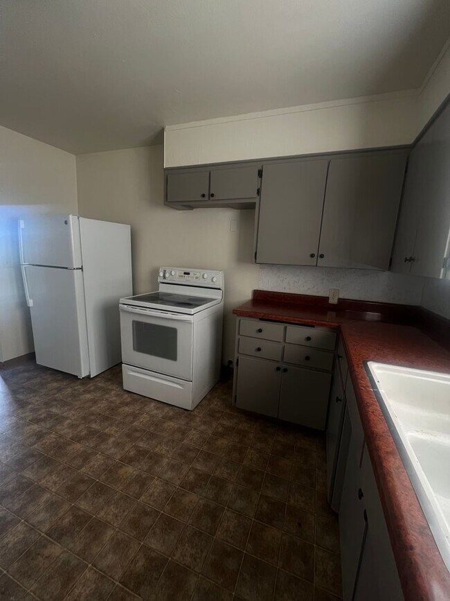 Foto del edificio - SPACIOUS THIRD LEVEL 2 BED 1 BATH UPSTAIRS END UNIT THAT OVER LOOKS THE CITY