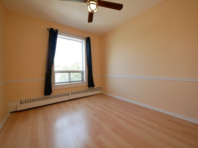 Photo du bâtiment - 1383 Queen St E