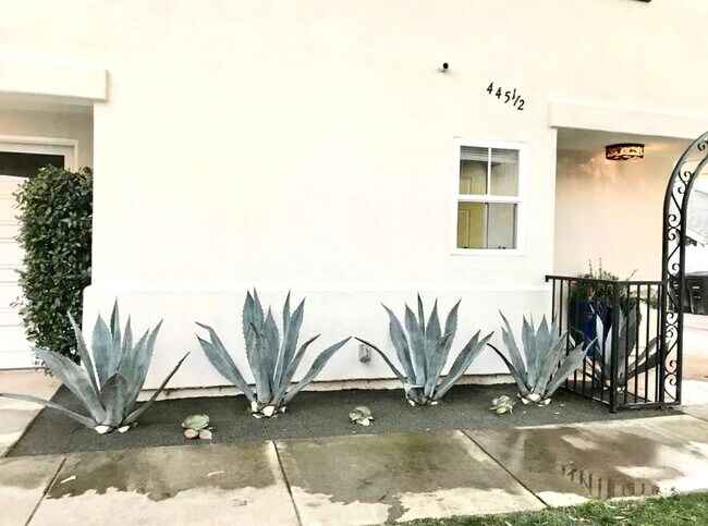 Building Photo - Beautiful 2-Bedroom, 2.5-Bath Townhome Just South of PCH
