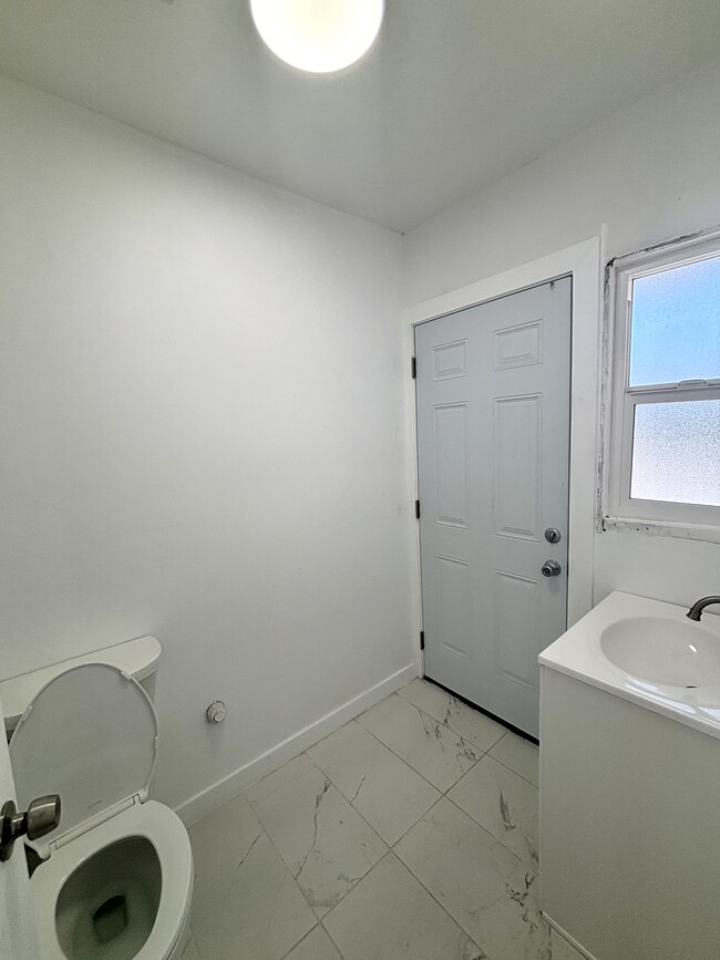 Foto del edificio - 1956 1/2 Park Grove Ave