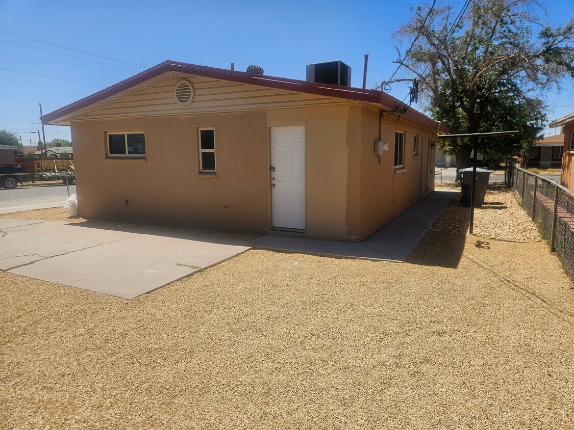 Building Photo - 4821 Flower Dr