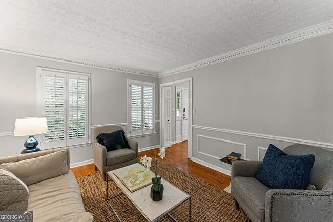 Foto del edificio - 220 Hollyridge Dr