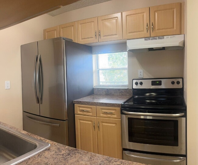 Building Photo - Charming 2-Bed Water View Condo Haven in M...