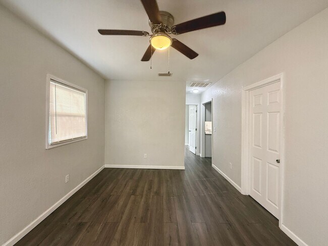Foto del edificio - 2 Bedroom, 1 Bathroom Home with Yard - Flexible Leasing Option with 7 Months Lease