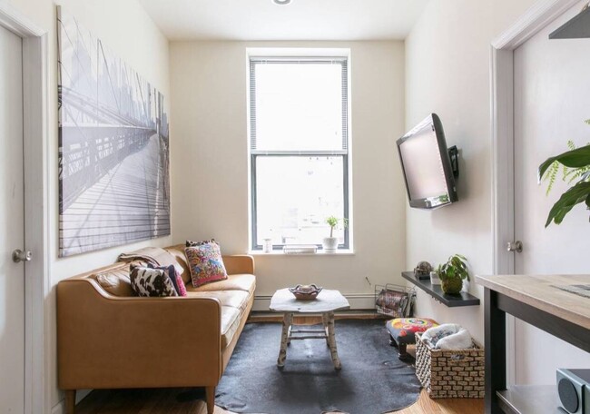 Building Photo - Furnished 2 Bed with a Private Roof Deck!!