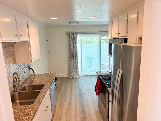 Building Photo - Updated 2 Bedroom Home with Garage & Community Amenities