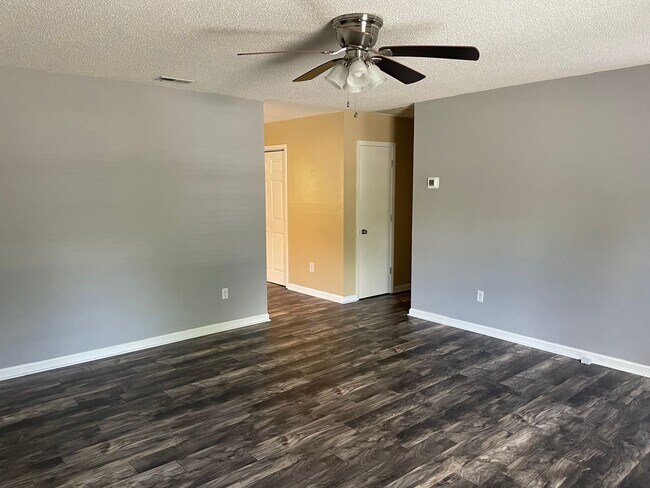 Foto del edificio - 1136 Longleaf Rd