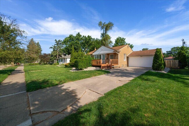 Building Photo - 2739 Yorkshire Rd
