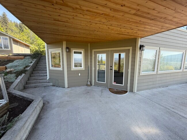 Photo du bâtiment - 996 Galiano Rd