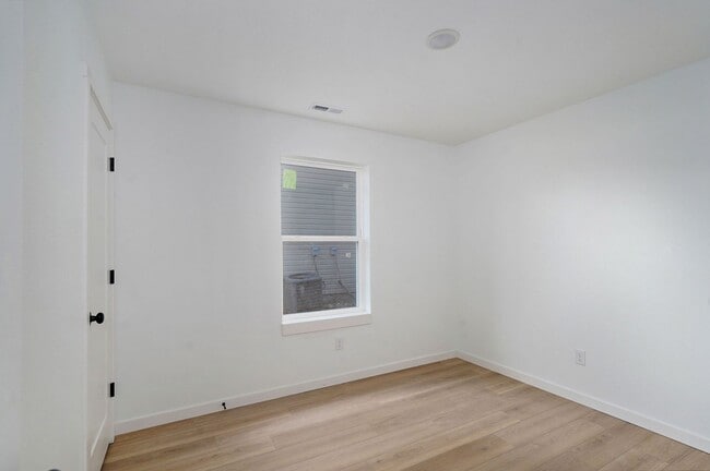 Building Photo - College students welcome! Brand new 3 bedr...