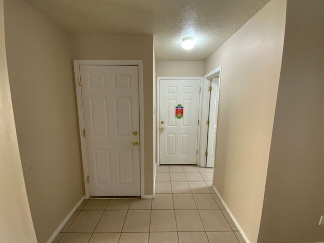 Foto del edificio - 3 Bedroom Home Available Near Unser Blvd N...