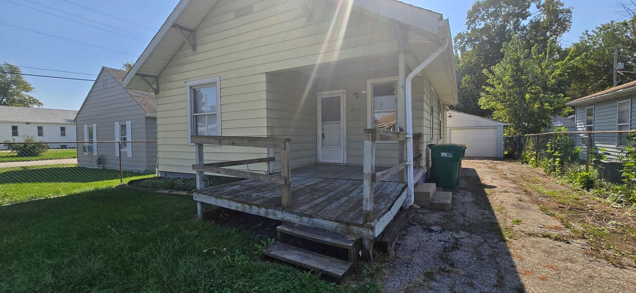 Primary Photo - 2541 E Prairie St