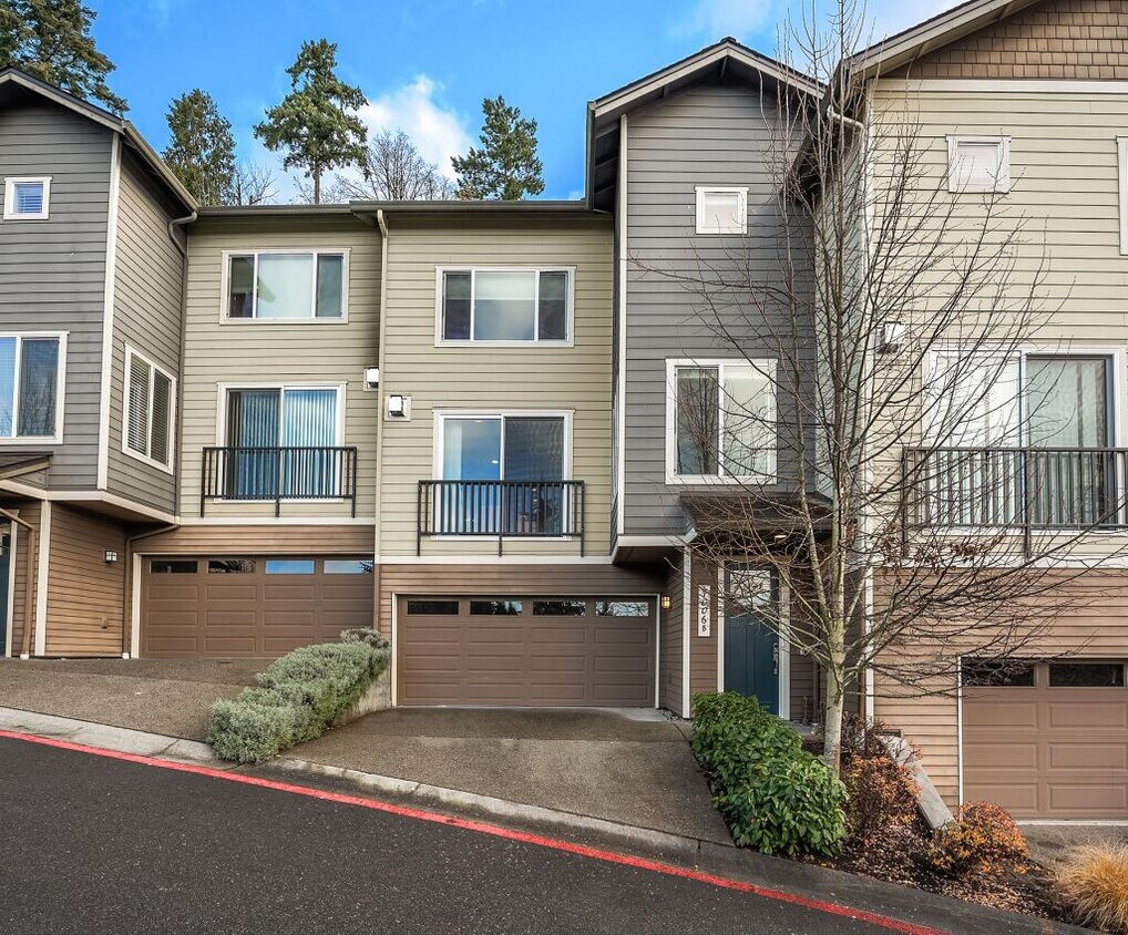 Primary Photo - Viewpoint Townhomes - 3 bedrooms