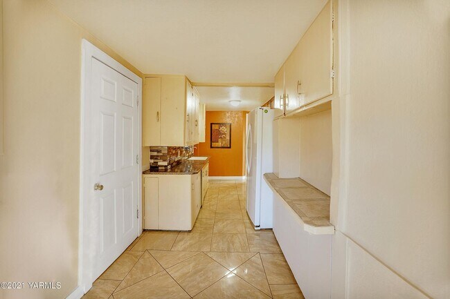 Building Photo - 1418 S 14th Ave