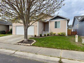 Building Photo - 1101 NE Big Berry Loop