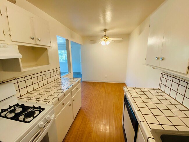 Foto del edificio - 4561 Ashcroft Ave