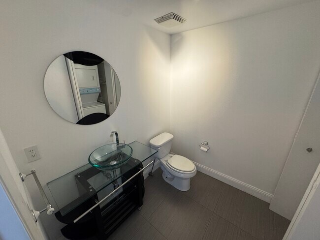 Foto del edificio - 690 SW 1st Ct