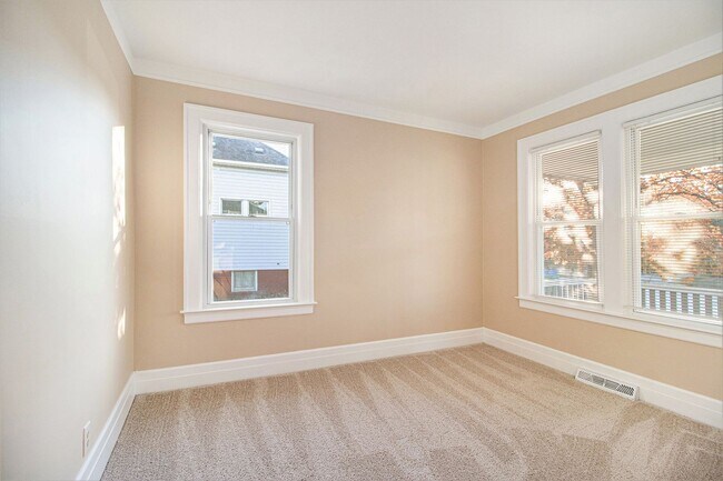 Building Photo - Charming Eastpointe Home - 3 bed/1 bath