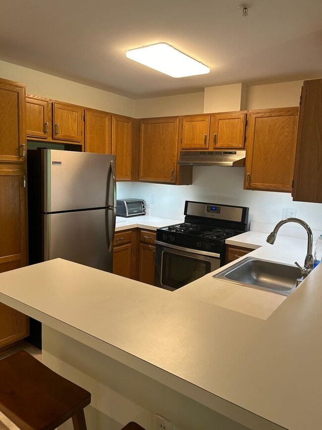 Building Photo - 2 Bedroom Condominium in Sought After Comm...