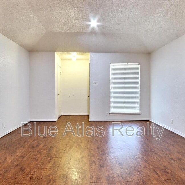 Building Photo - 6857 S Creek Dr
