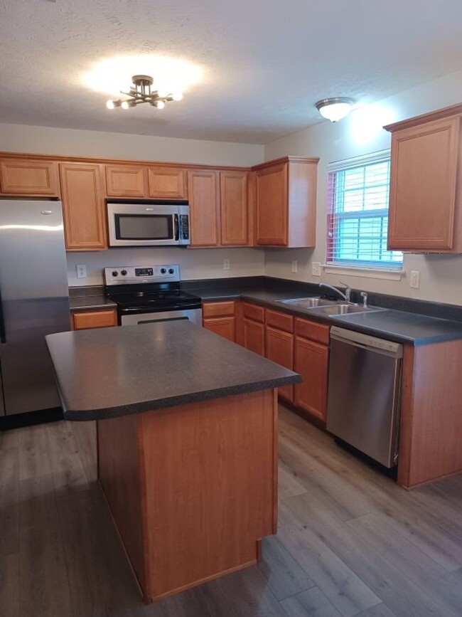 Building Photo - Awesome Location. South Nashville Townhome...
