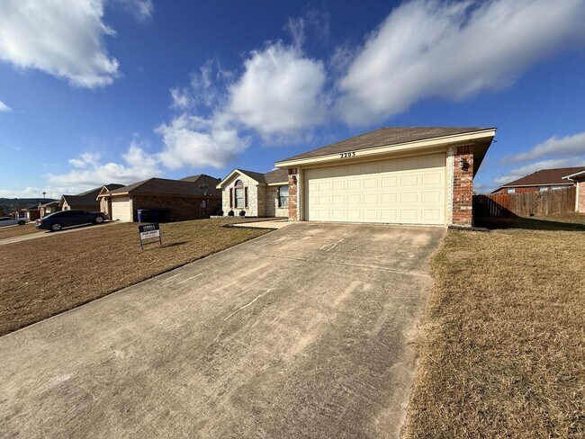 Building Photo - $500 OFF OF 1ST FULL MONTH OF RENT- AVAILABLE NOW!