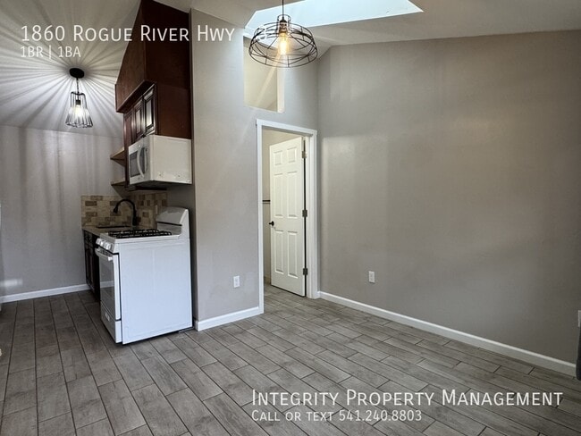 Foto del edificio - 1860 Rogue River Hwy