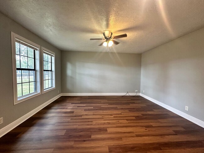 Building Photo - Spacious Townhouse Available NOW!