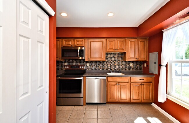 Building Photo - 615 Piedmont Ct