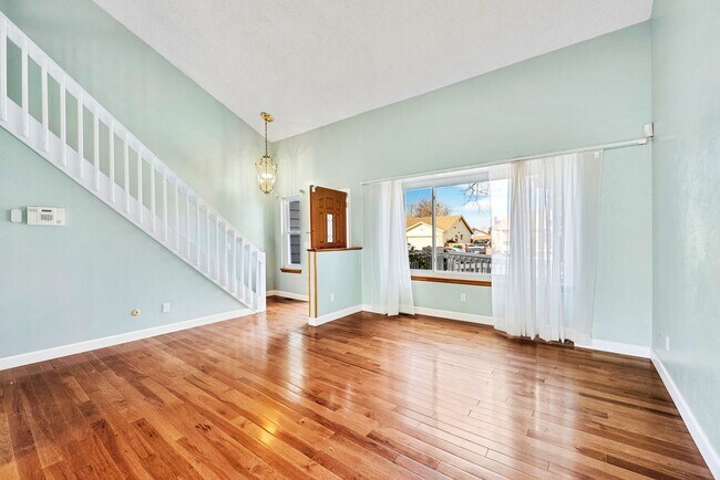 Building Photo - 544 S Kittredge Way