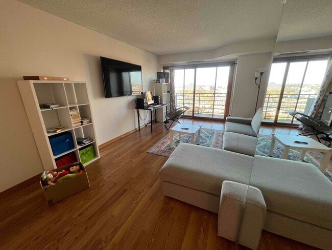 Building Photo - 66 9th St E